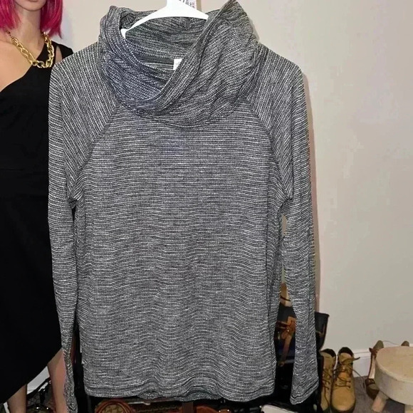 EUC Lululemon pullover mock neck - Picture 1 of 6